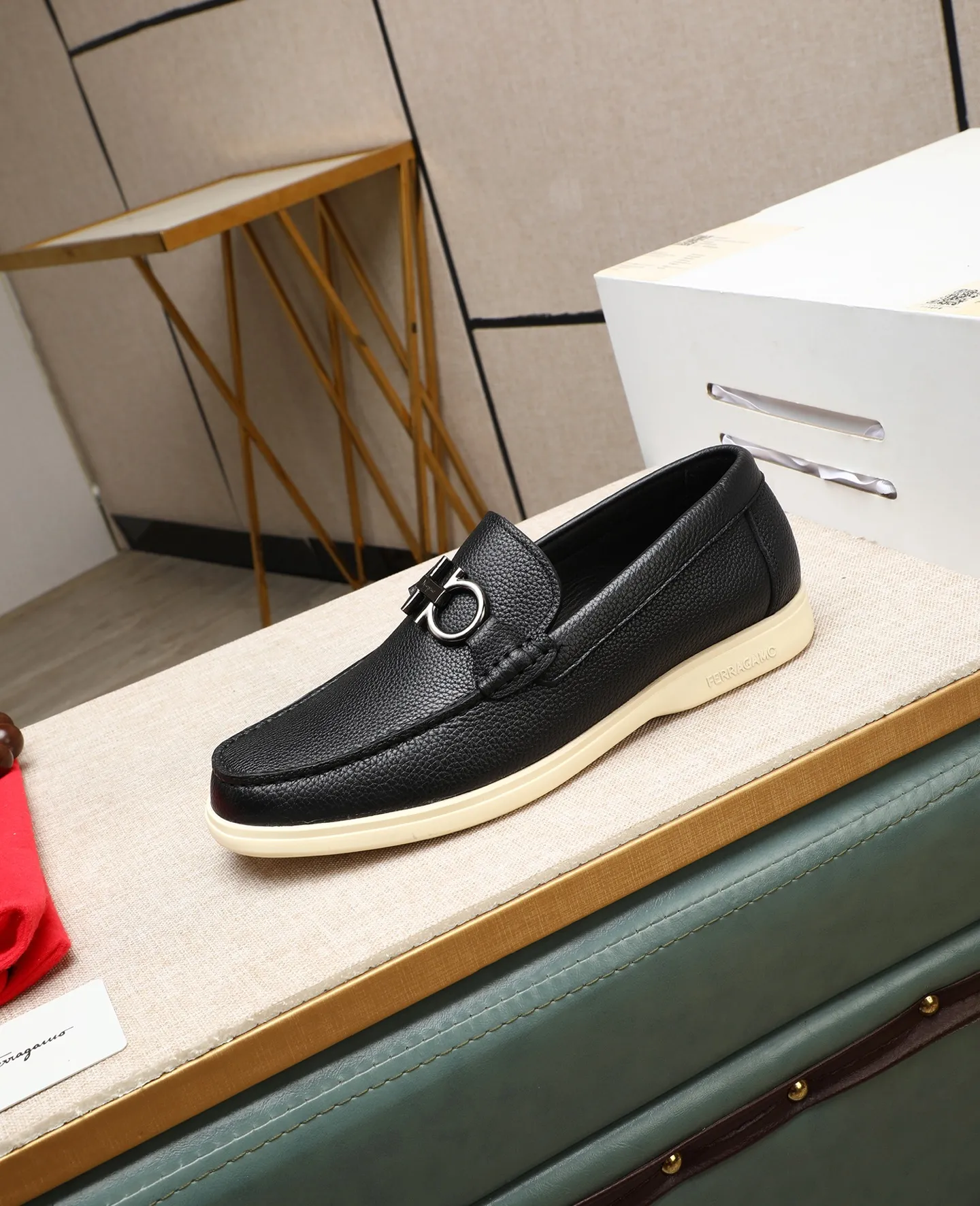 Men's shoes 💰580 📛📛(water-dyed cow lining) Salvatore Ferragamo high-end (Salvatore Ferragamo) is the top international luxury footwear brand. It comes from the fashion kingdom of Italy. It is famous all over the world for its traditional handmade design and novel styles... 🚶🏻🚶🏻New suit shoes are available simultaneously at the counter. This style is purely handmade. The fabric is imported Italian calfskin➕Soft water-dyed cowhide lining. Original authentic outsole🌀🌀Size: 38➖44 (45 46 customized)